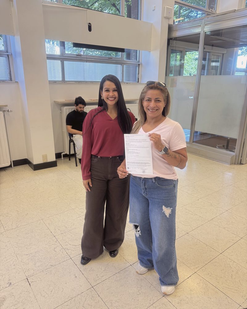 Clientes da assessoria segurando a documentação aprovada