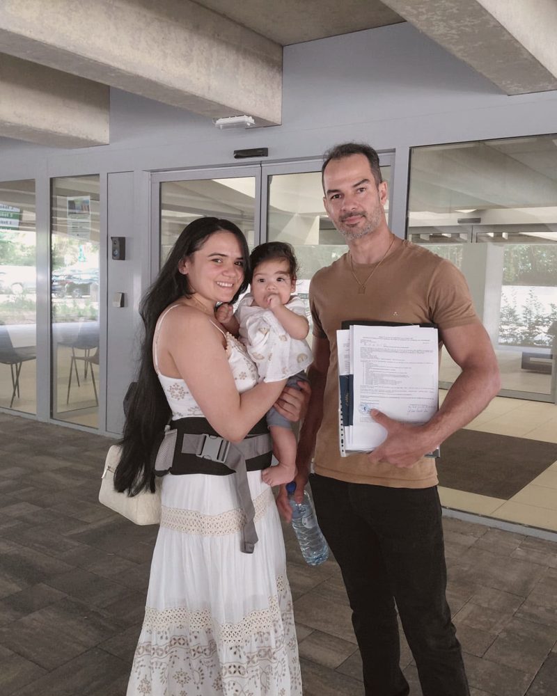 Clientes da assessoria segurando a documentação aprovada