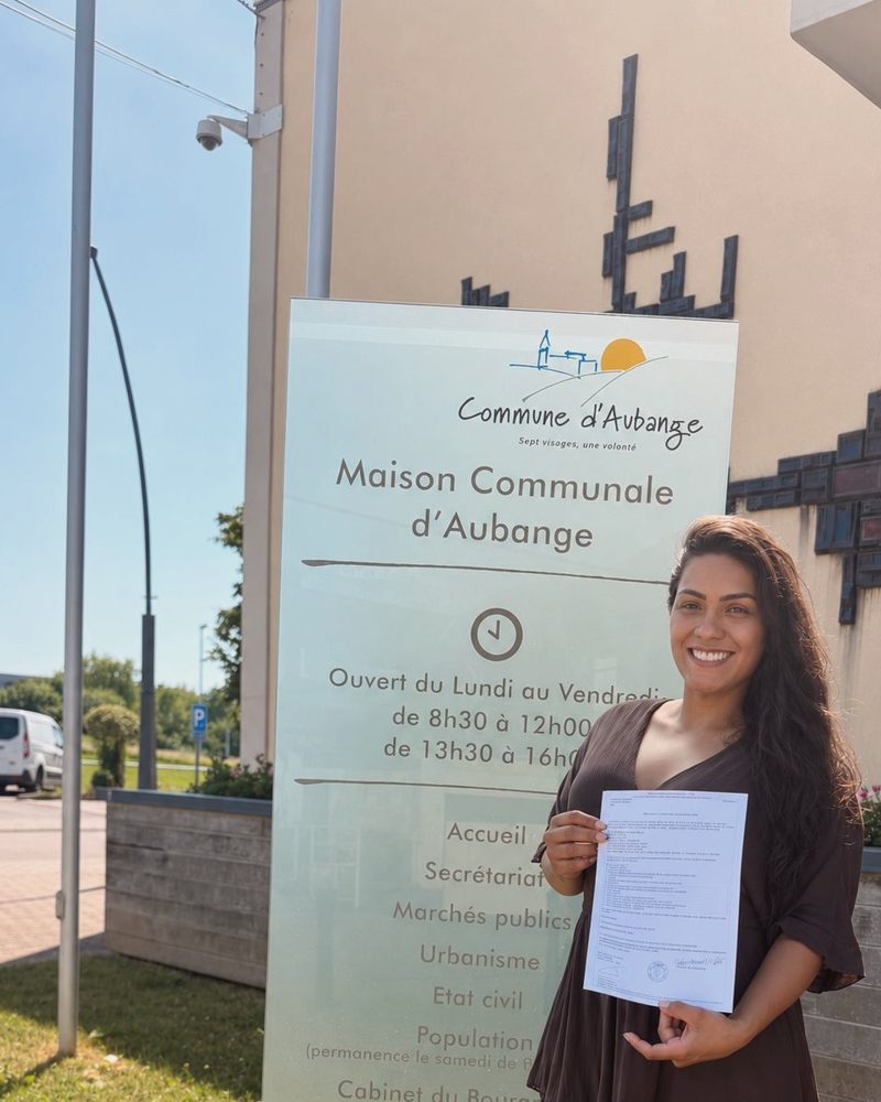 Clientes da assessoria segurando a documentação aprovada
